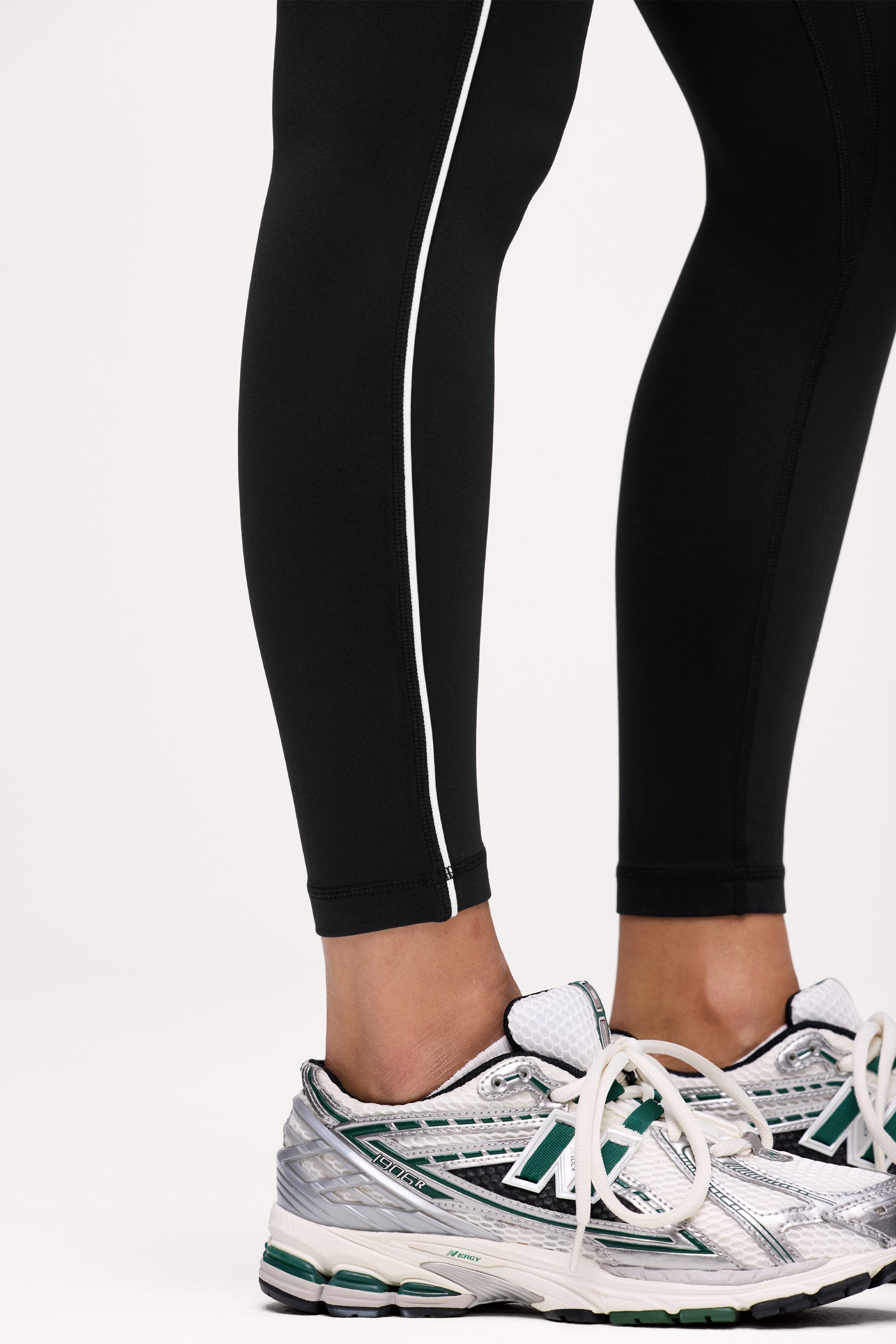 Motion Piped Legging with Pocket | Black