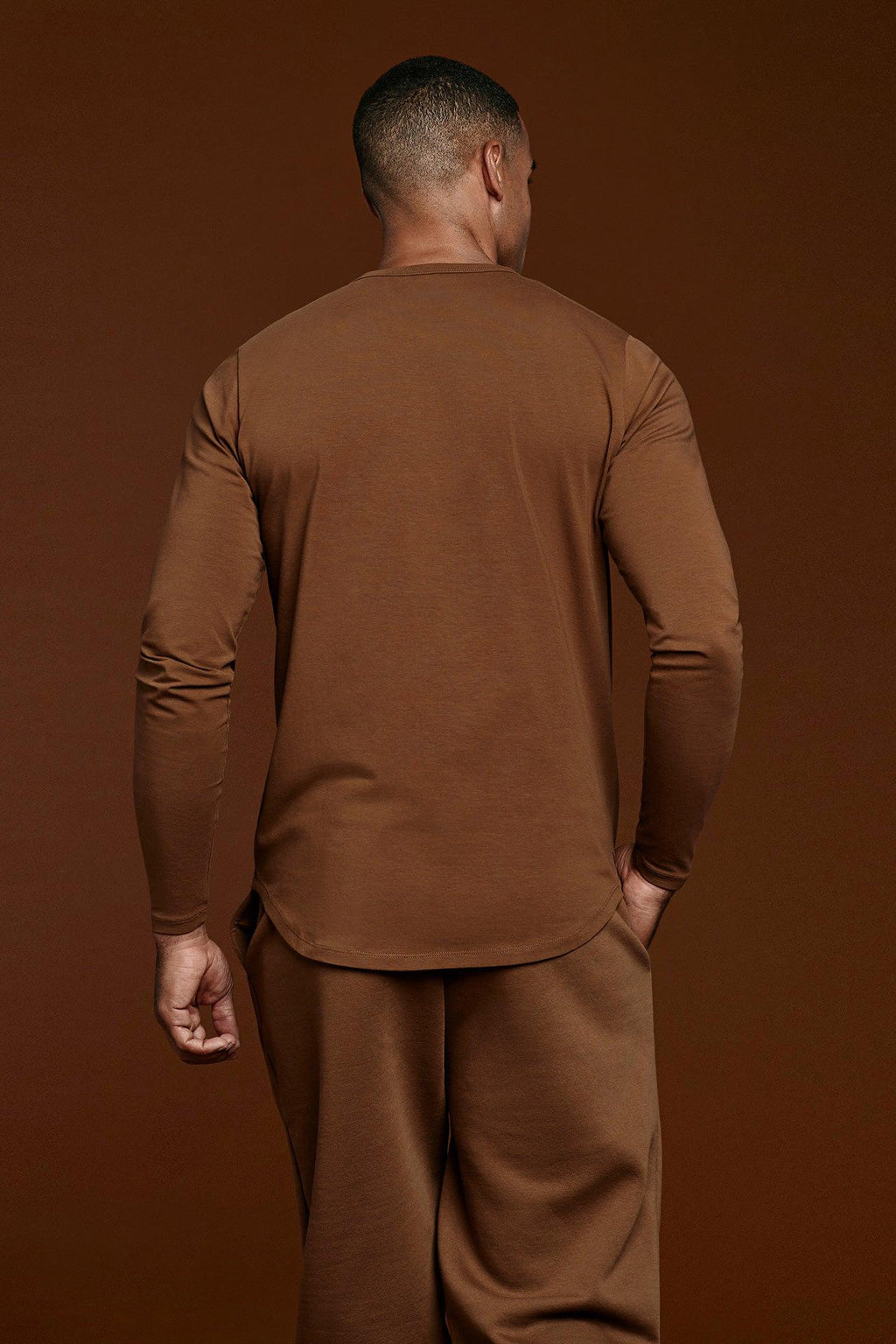 Men's Long Sleeve Curved Hem T-Shirt | Chocolate